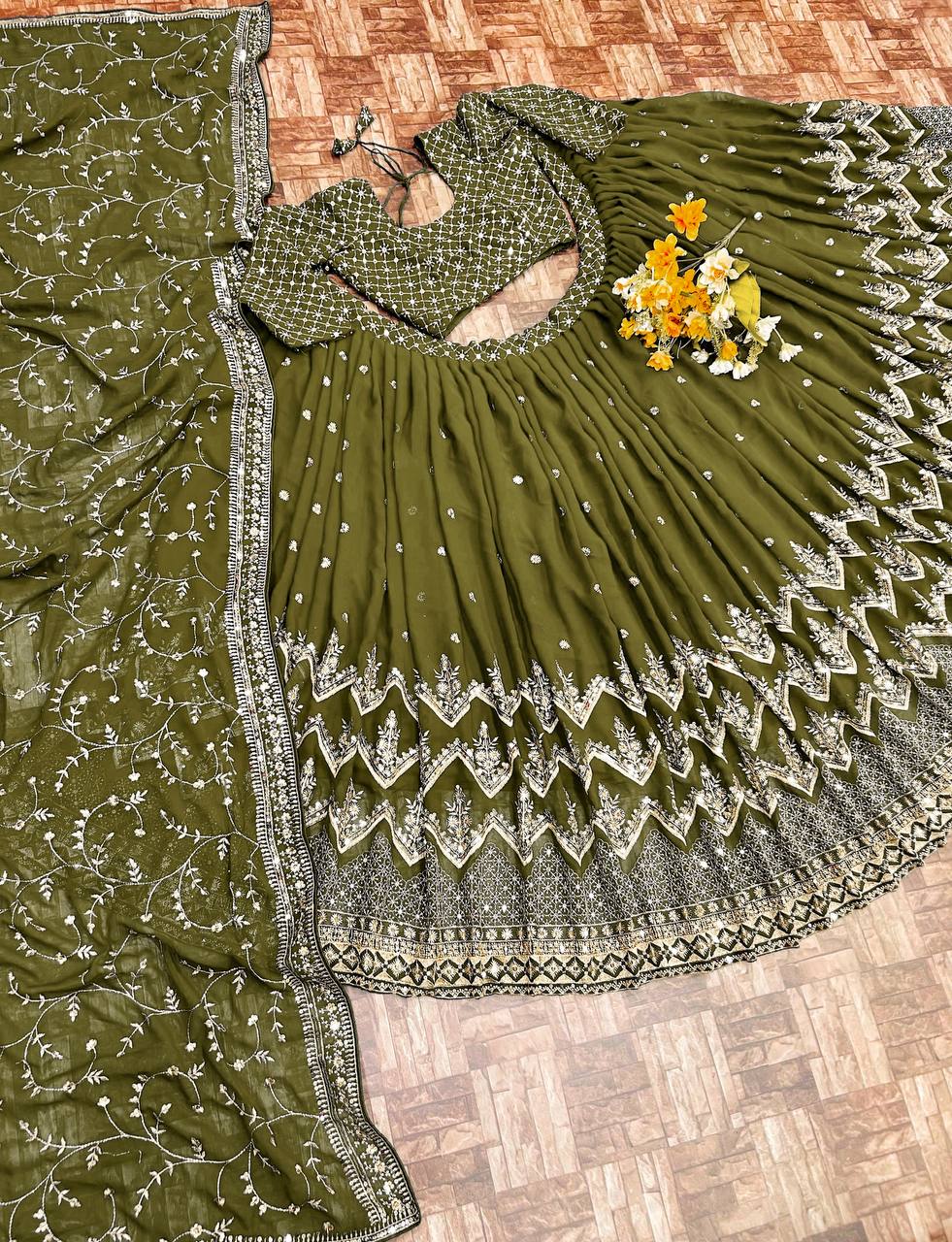 सीक्वेंस एम्ब्रॉयडरी वर्क के साथ डिज़ाइनर पार्टी वियर लहंगा चोली