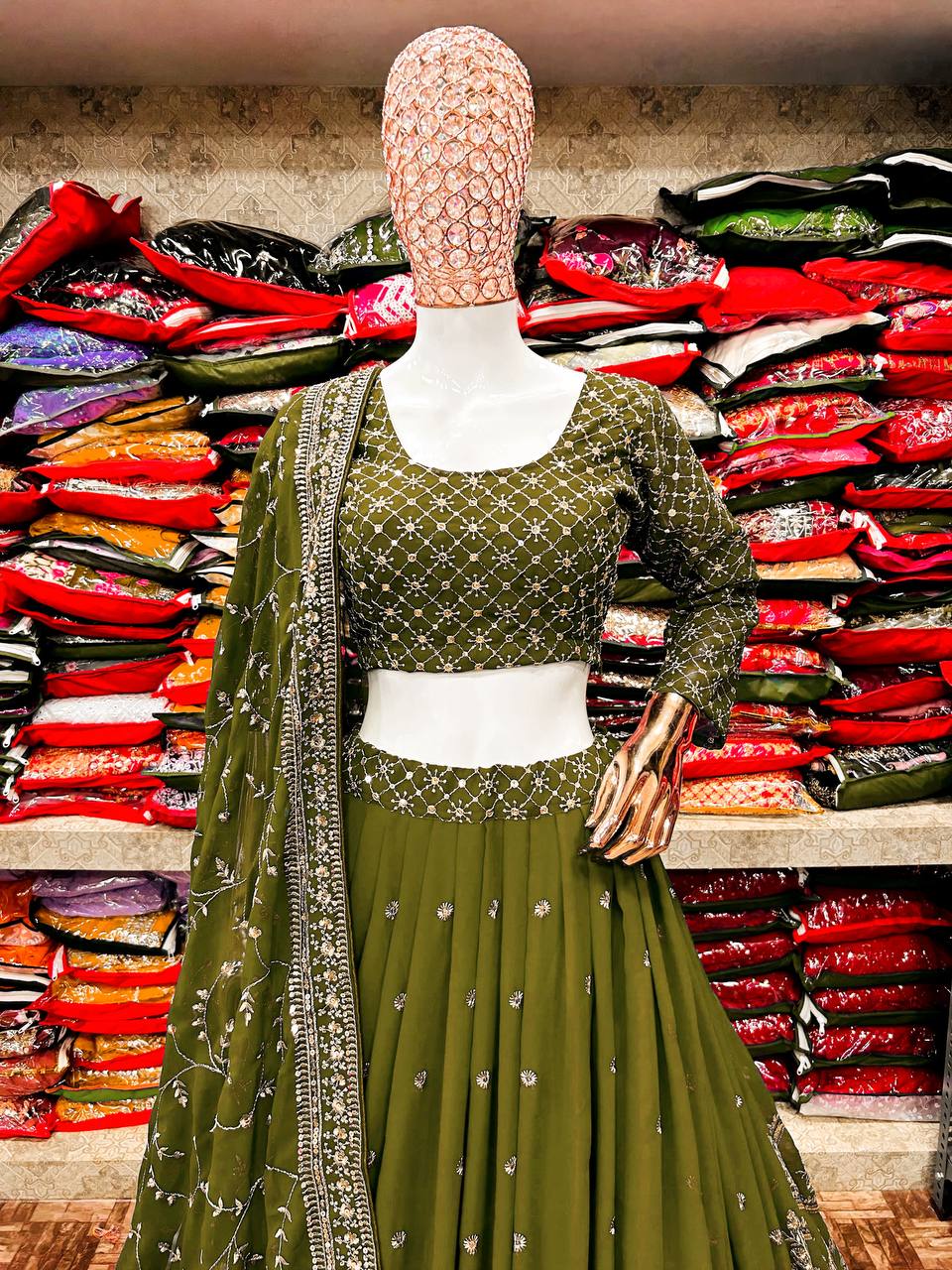 सीक्वेंस एम्ब्रॉयडरी वर्क के साथ डिज़ाइनर पार्टी वियर लहंगा चोली