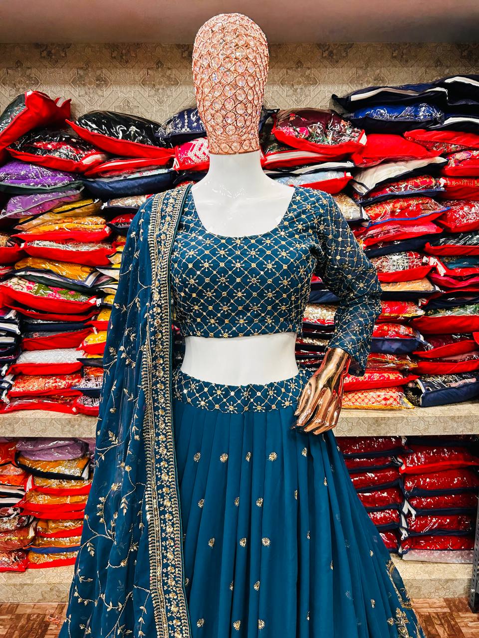 सीक्वेंस एम्ब्रॉयडरी वर्क के साथ डिज़ाइनर पार्टी वियर लहंगा चोली