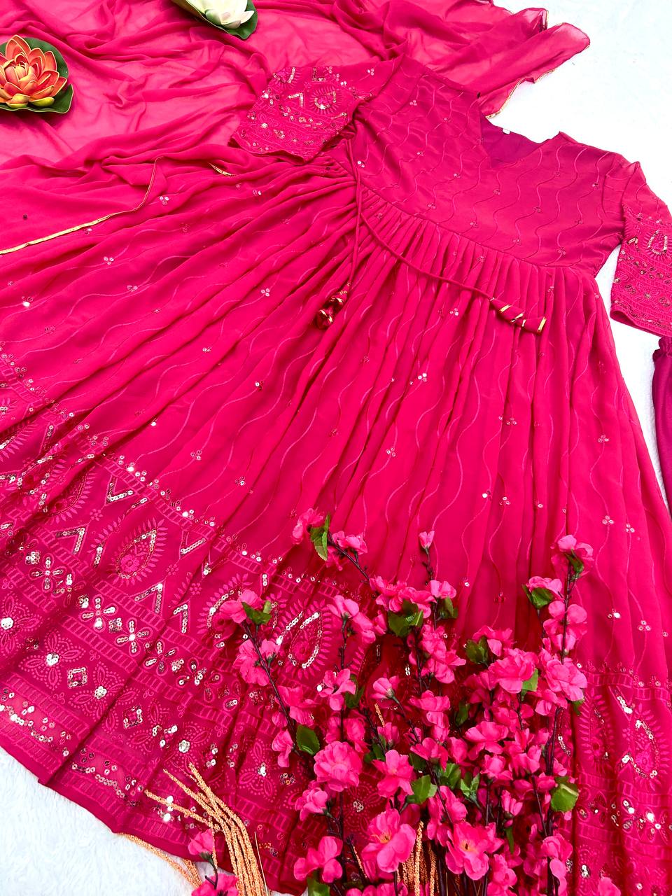 डिजाइनर पार्टी वियर अनारकली गाउन और दुपट्टे के साथ पैंट