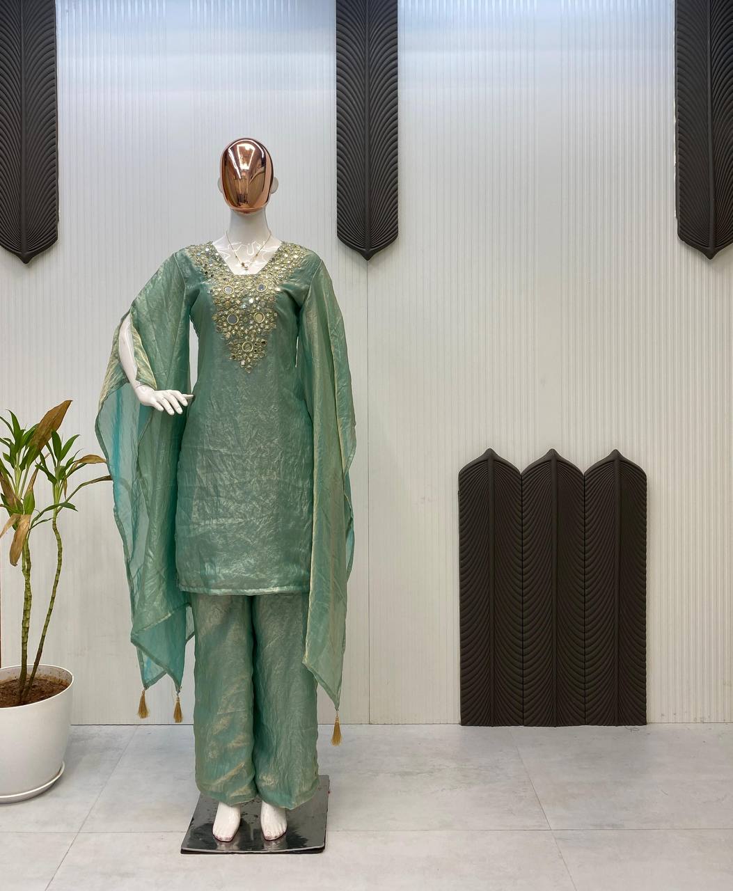 पार्टी वियर लुक: रियल मिरर वर्क के साथ खूबसूरत टॉप और बॉटम