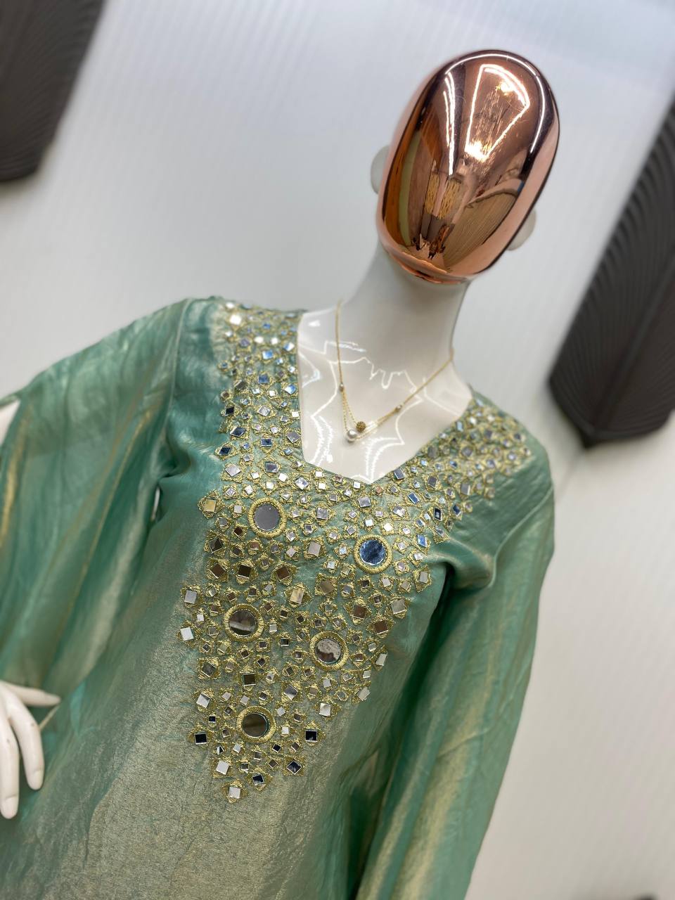 पार्टी वियर लुक: रियल मिरर वर्क के साथ खूबसूरत टॉप और बॉटम