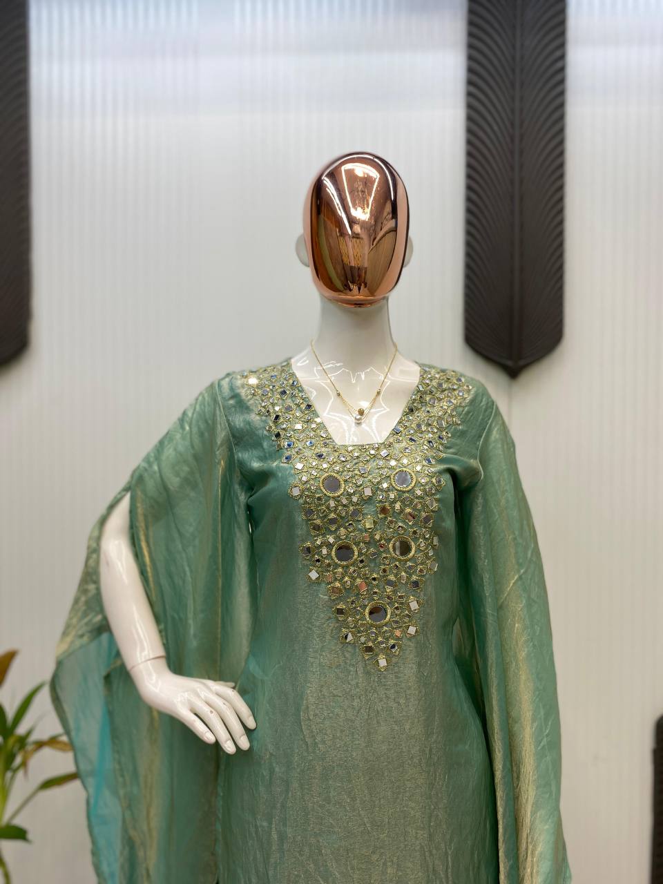 पार्टी वियर लुक: रियल मिरर वर्क के साथ खूबसूरत टॉप और बॉटम