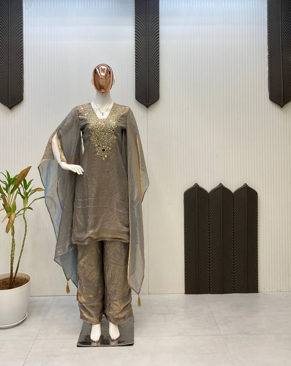 पार्टी वियर लुक: रियल मिरर वर्क के साथ खूबसूरत टॉप और बॉटम