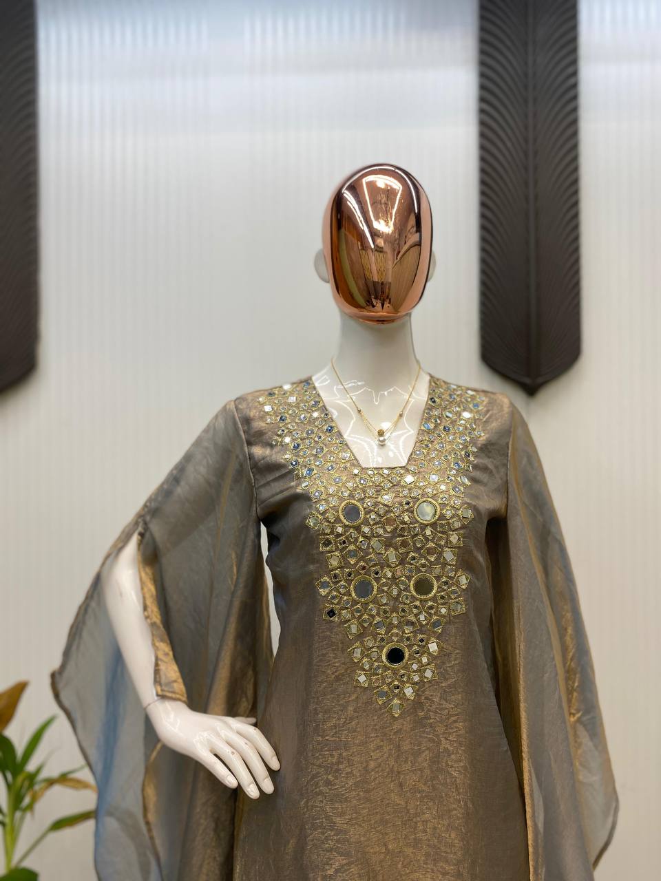 पार्टी वियर लुक: रियल मिरर वर्क के साथ खूबसूरत टॉप और बॉटम