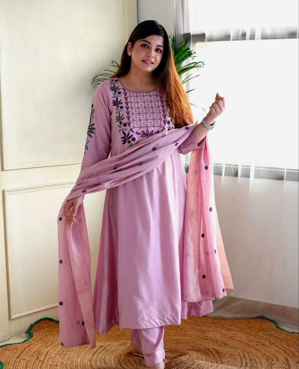 पार्टी वियर लुक: दुपट्टे के साथ टॉप और बॉटम में खूबसूरत दिखें