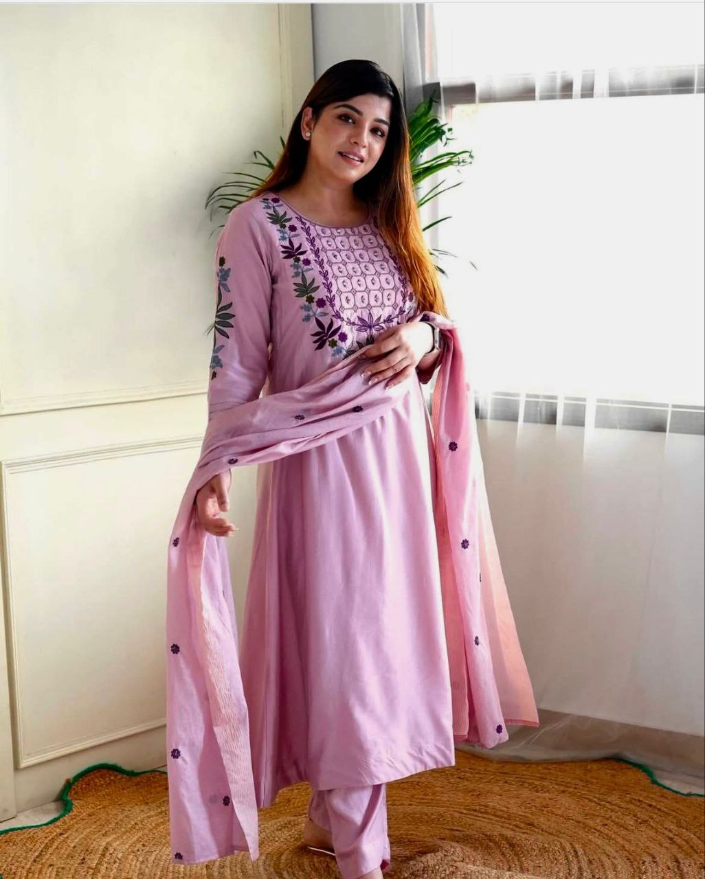 पार्टी वियर लुक: दुपट्टे के साथ टॉप और बॉटम में खूबसूरत दिखें