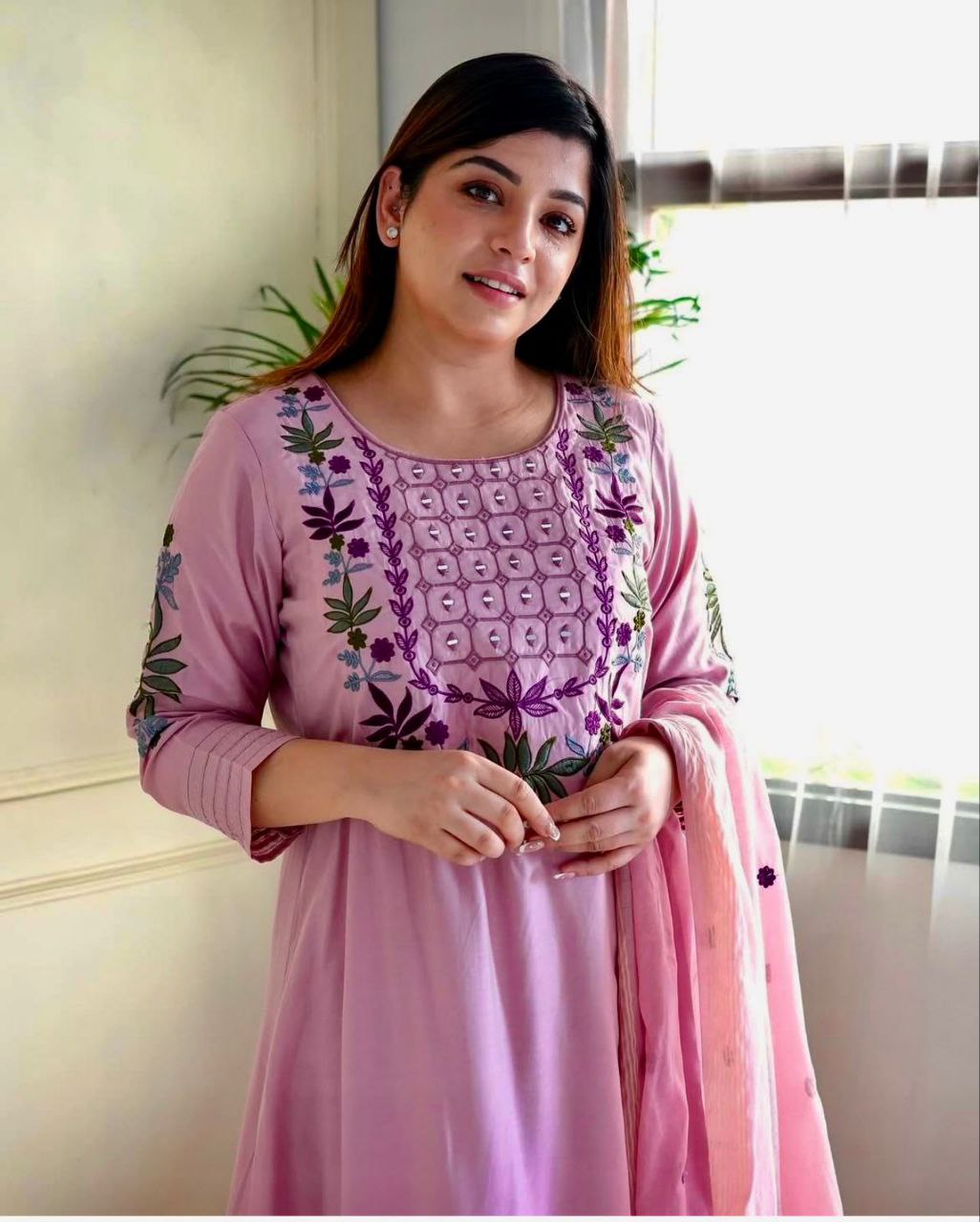 पार्टी वियर लुक: दुपट्टे के साथ टॉप और बॉटम में खूबसूरत दिखें