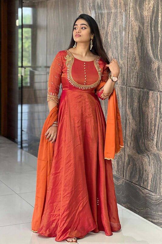 पार्टी वियर लुक गाउन और दुपट्टा थ्रेड और सीक्वेंस वर्क के साथ