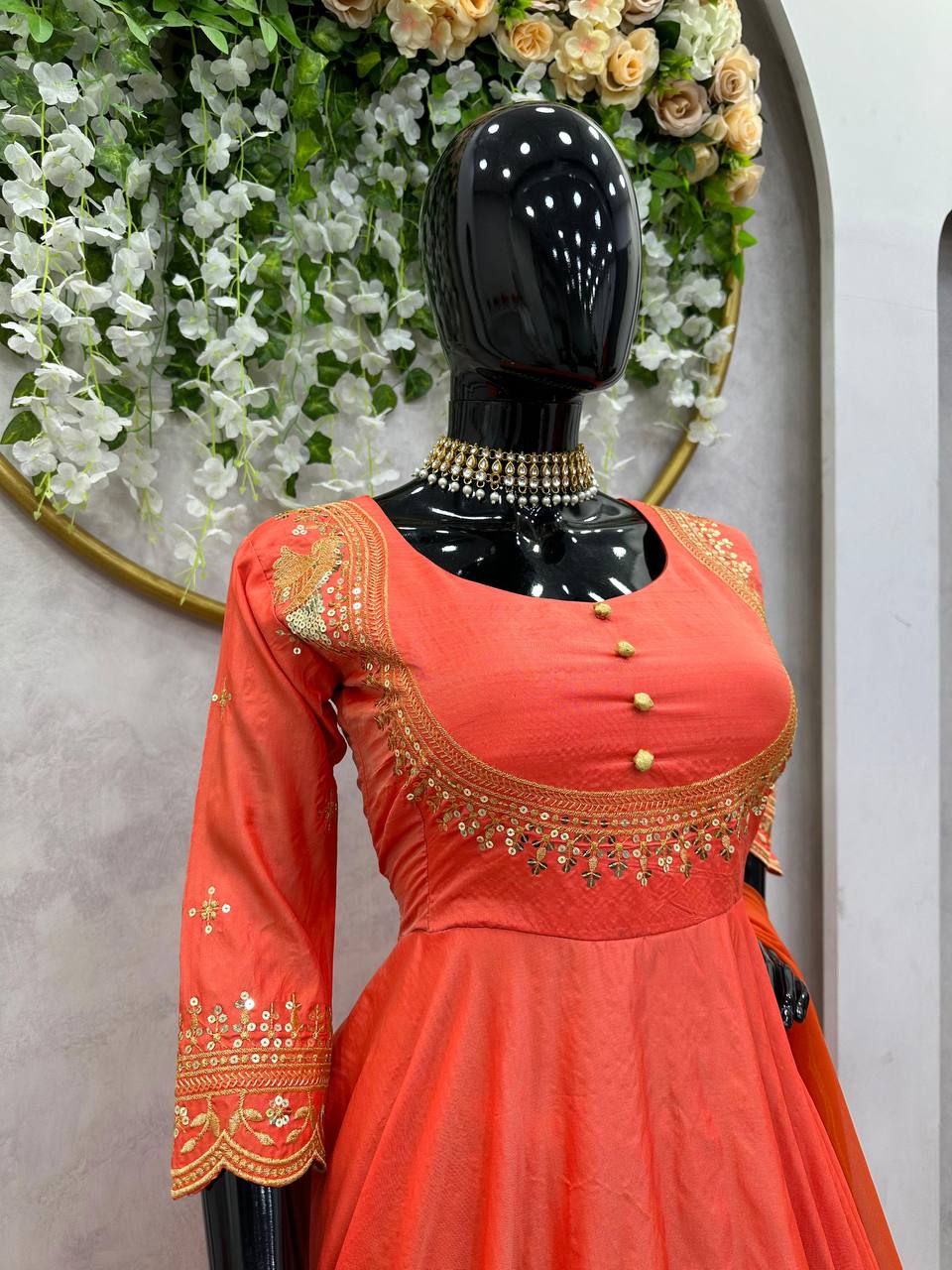 पार्टी वियर लुक गाउन और दुपट्टा थ्रेड और सीक्वेंस वर्क के साथ