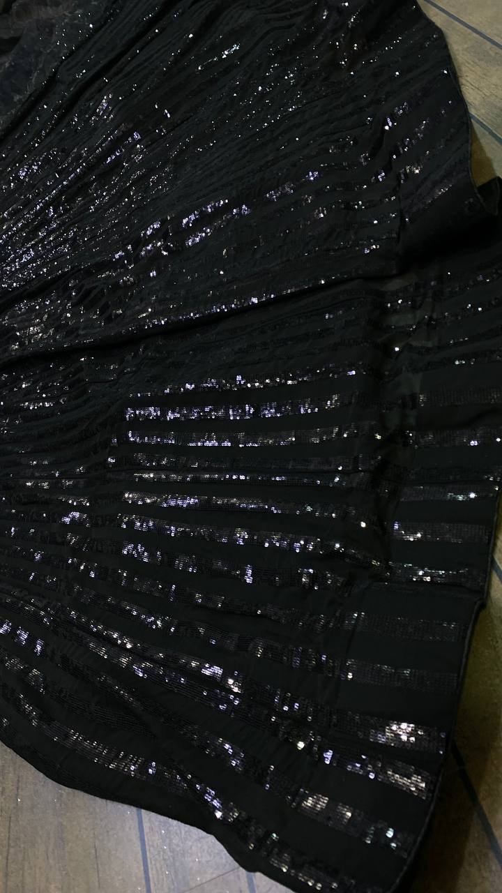 पार्टी वियर डिज़ाइनर लहंगा चोली सीक्वेंस वर्क के साथ