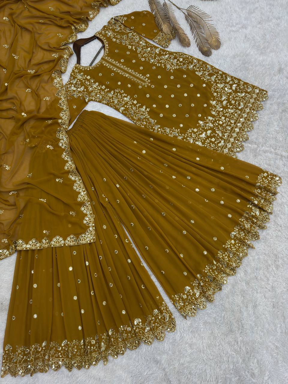 डिज़ाइनर टॉप-प्लाज़ो और दुपट्टा कढ़ाई सीक्वेंस वर्क के साथ