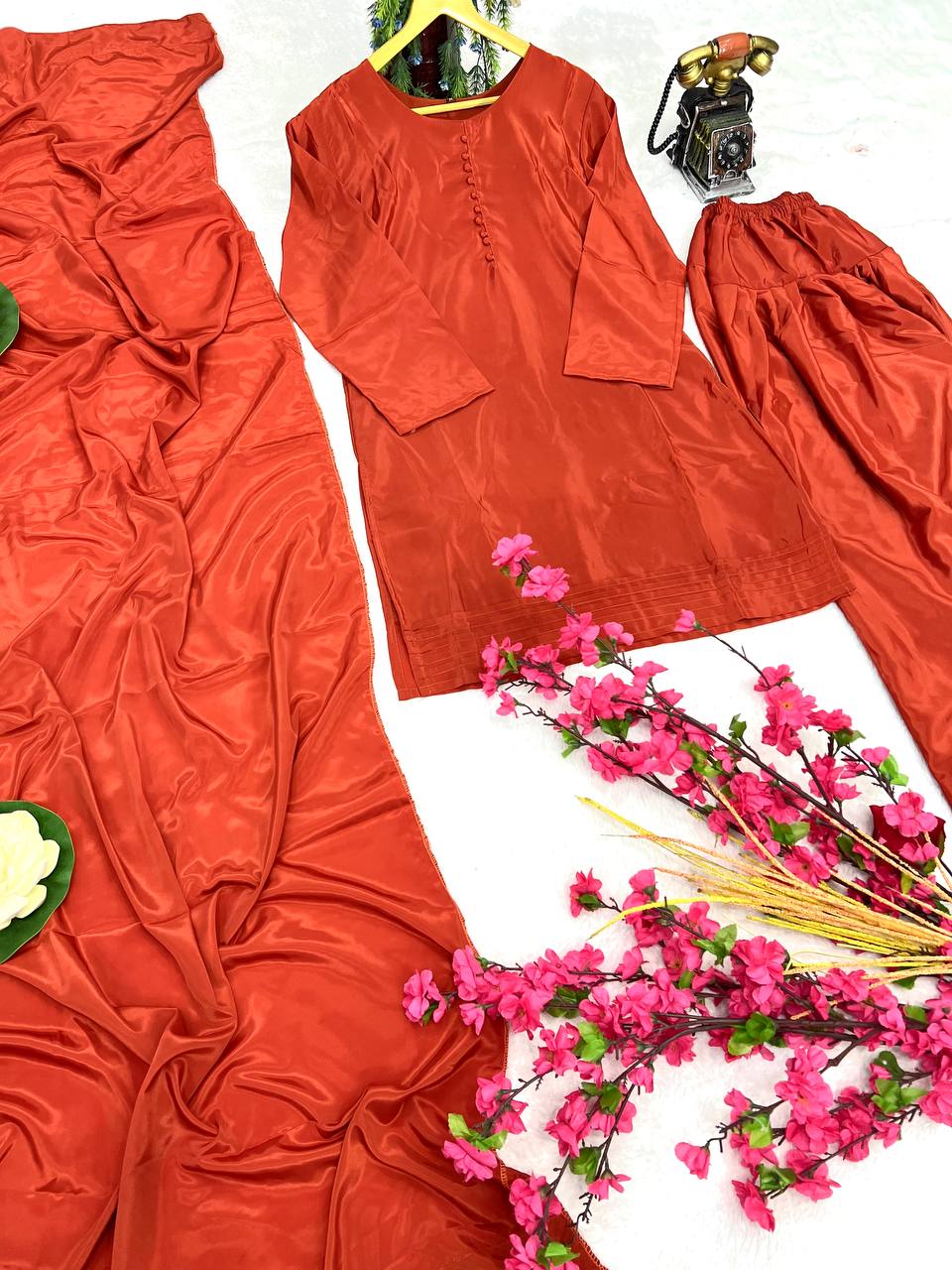 पार्टी वियर खूबसूरत टॉप-बॉटम और दुपट्टा