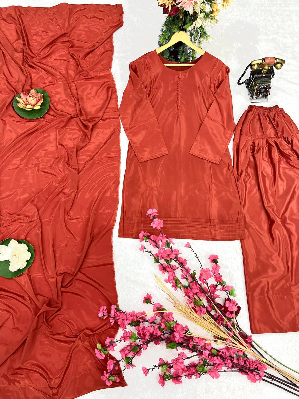 पार्टी वियर खूबसूरत टॉप-बॉटम और दुपट्टा