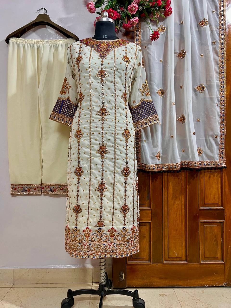 पार्टी वियर लुक: दुपट्टे के साथ टॉप और बॉटम में खूबसूरत दिखें