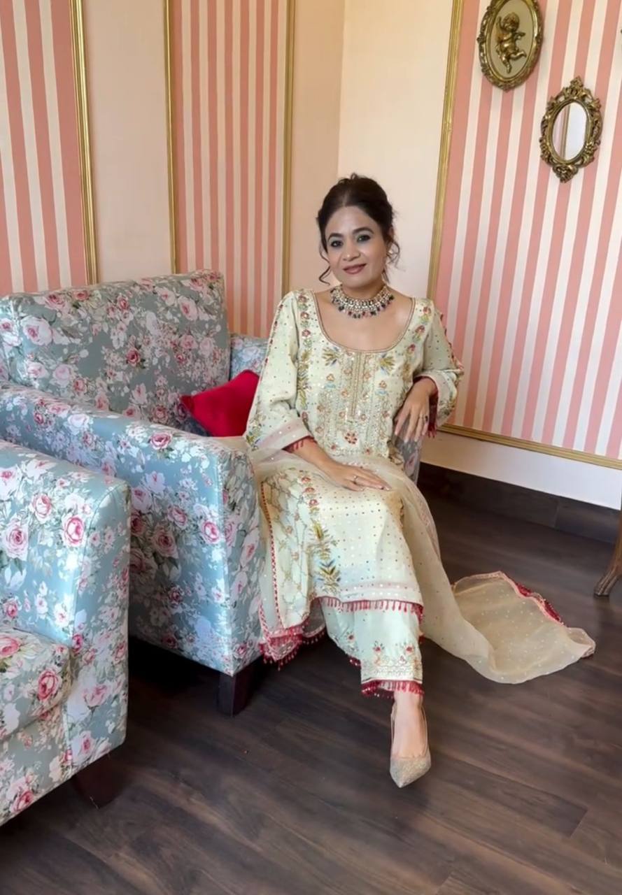 पार्टी वियर लुक: दुपट्टे के साथ टॉप और बॉटम में खूबसूरत दिखें