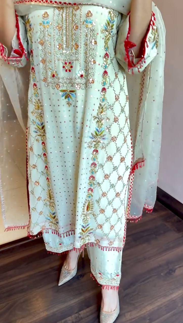 पार्टी वियर लुक: दुपट्टे के साथ टॉप और बॉटम में खूबसूरत दिखें