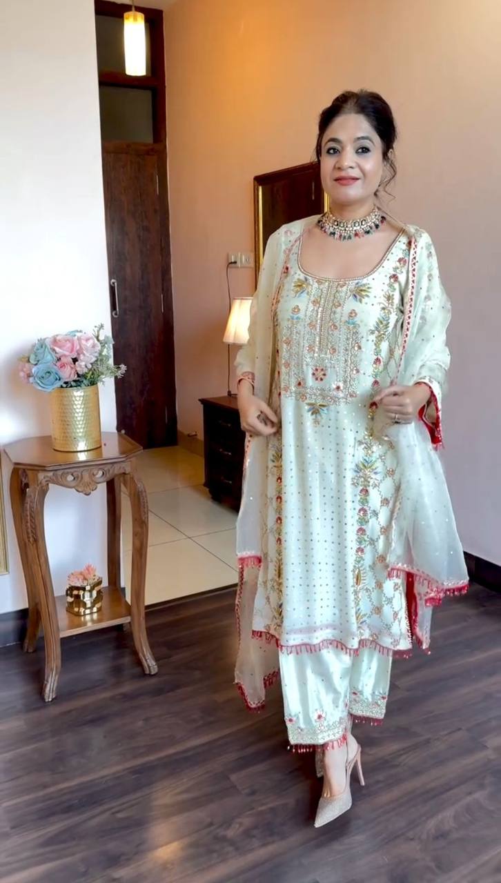 पार्टी वियर लुक: दुपट्टे के साथ टॉप और बॉटम में खूबसूरत दिखें