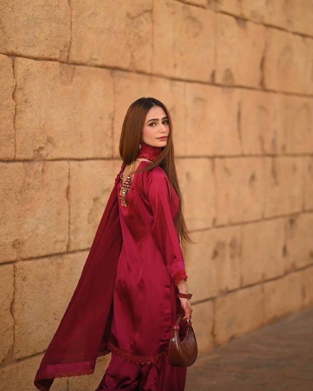 पार्टी में पहनने के लिए सुंदर टॉप और बॉटम दुपट्टे के साथ