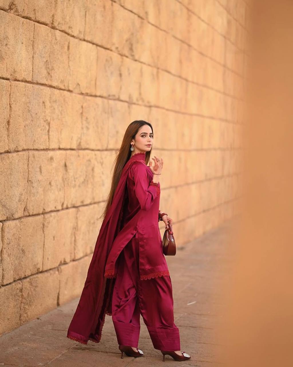 पार्टी में पहनने के लिए सुंदर टॉप और बॉटम दुपट्टे के साथ