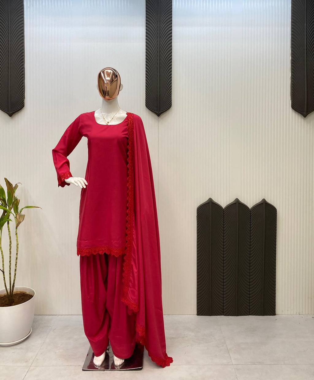 पार्टी में पहनने के लिए सुंदर टॉप और बॉटम दुपट्टे के साथ