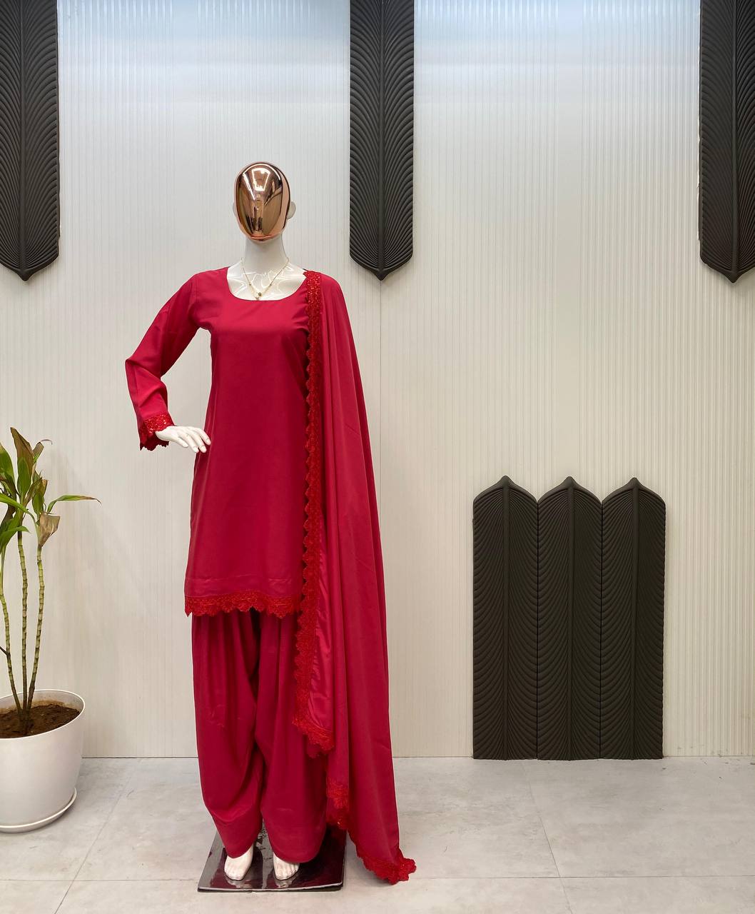 पार्टी में पहनने के लिए सुंदर टॉप और बॉटम दुपट्टे के साथ