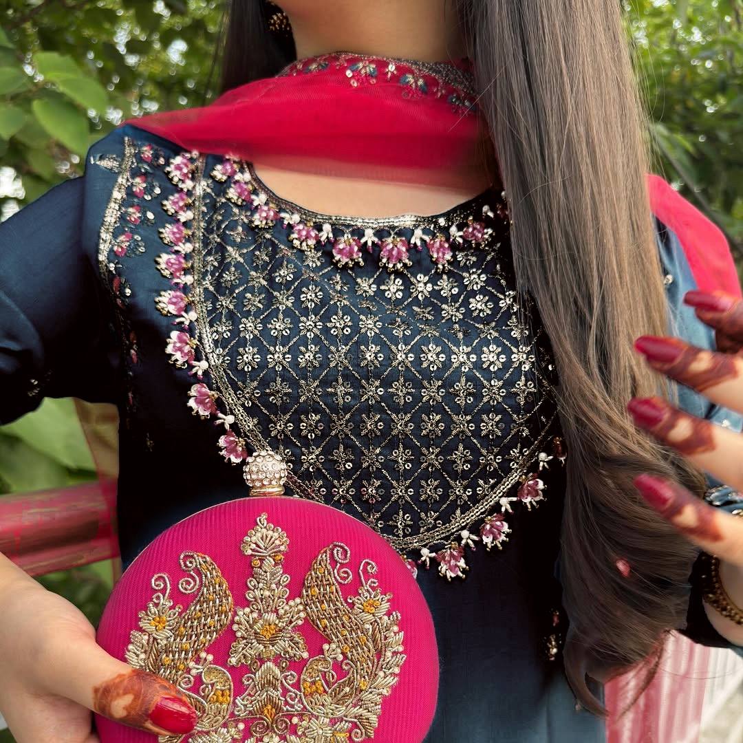 ज़री, धागे और सेक्विन कढ़ाई के काम के साथ डिज़ाइनर सूट सेट