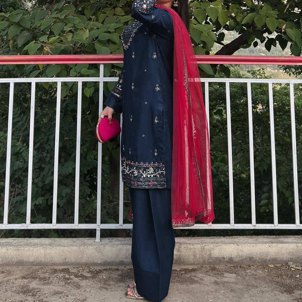 ज़री, धागे और सेक्विन कढ़ाई के काम के साथ डिज़ाइनर सूट सेट