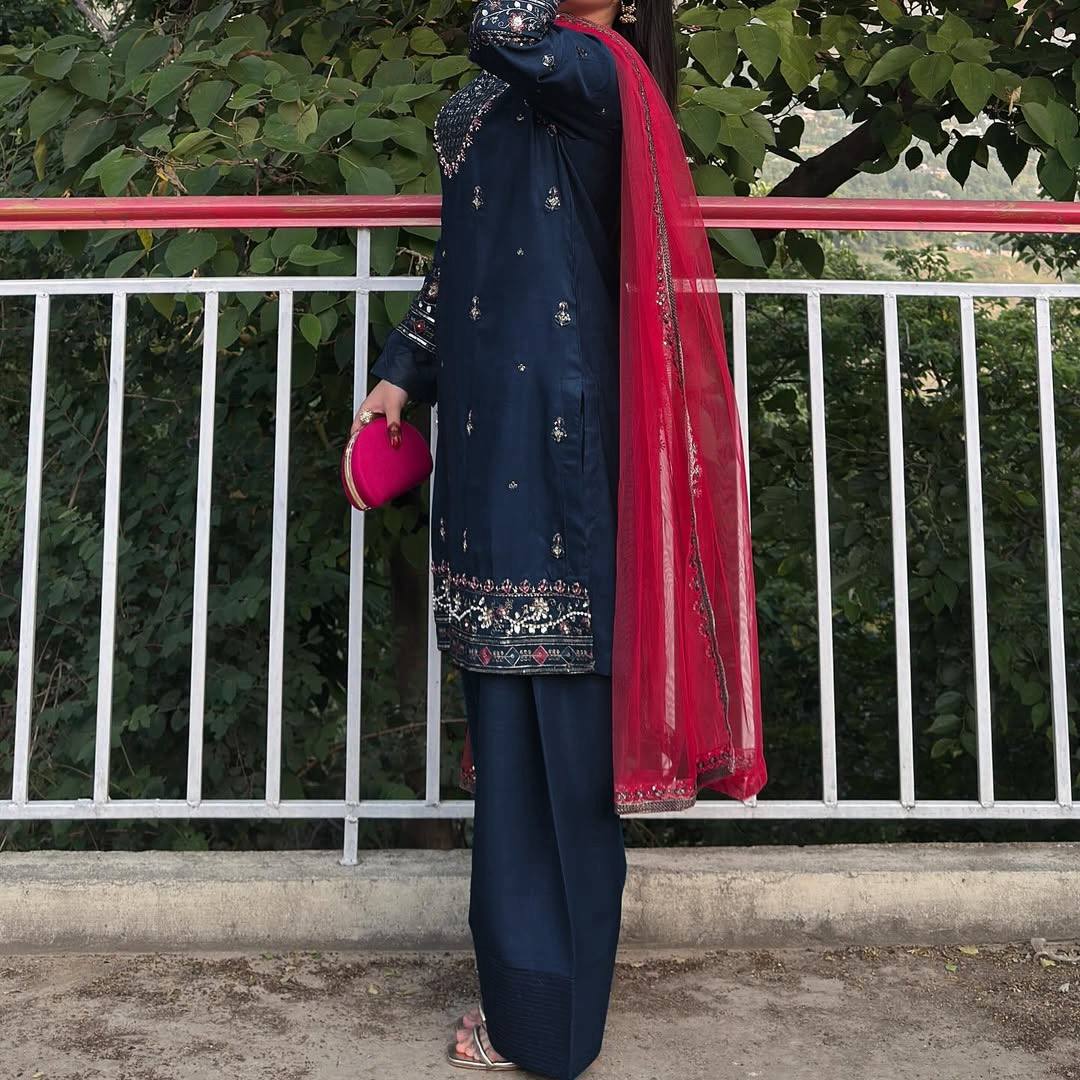 ज़री, धागे और सेक्विन कढ़ाई के काम के साथ डिज़ाइनर सूट सेट