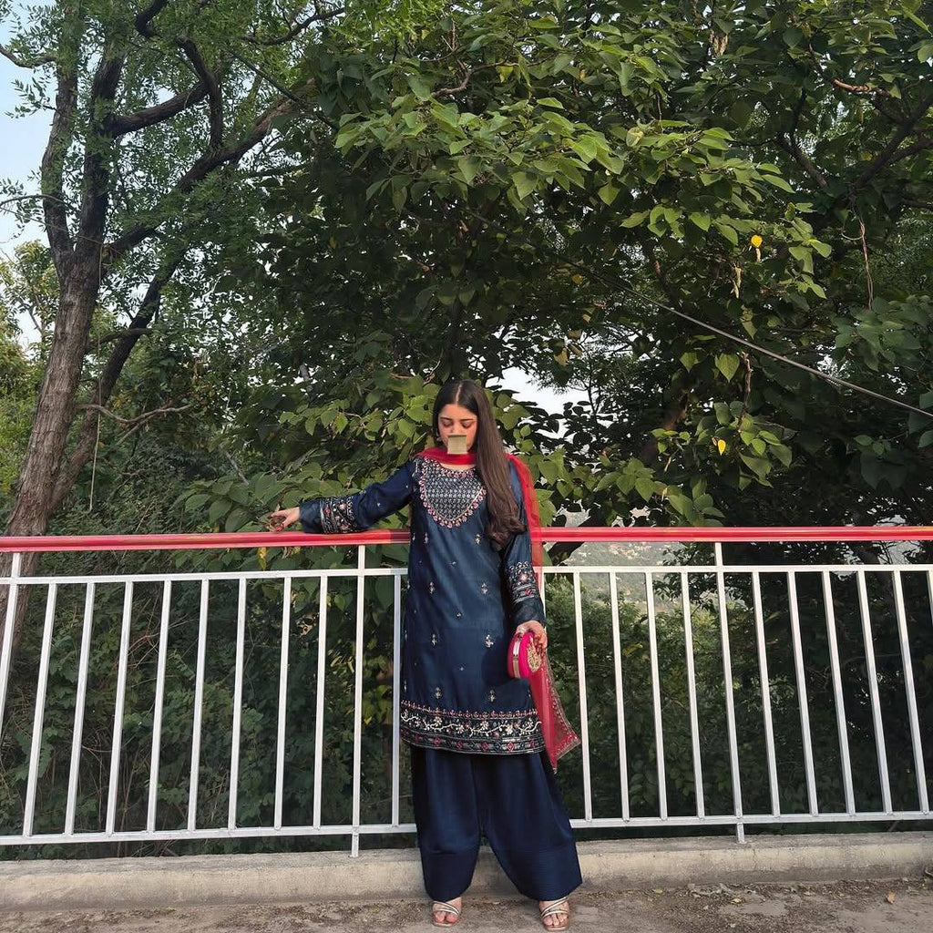 ज़री, धागे और सेक्विन कढ़ाई के काम के साथ डिज़ाइनर सूट सेट