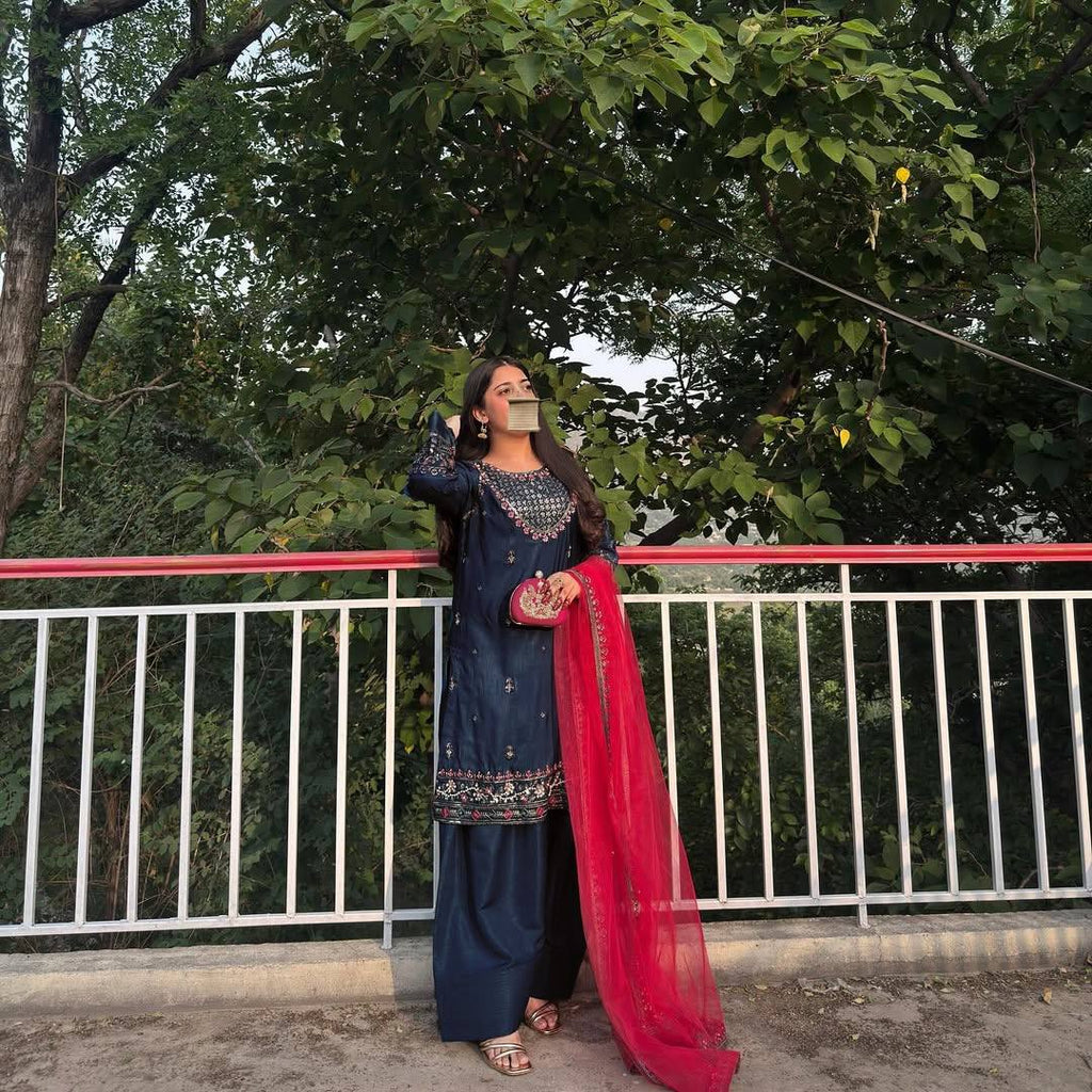 ज़री, धागे और सेक्विन कढ़ाई के काम के साथ डिज़ाइनर सूट सेट