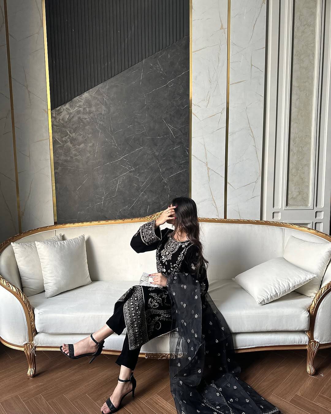 ज़री और सेक्विन कढ़ाई के काम के साथ पार्टी वियर सूट सेट