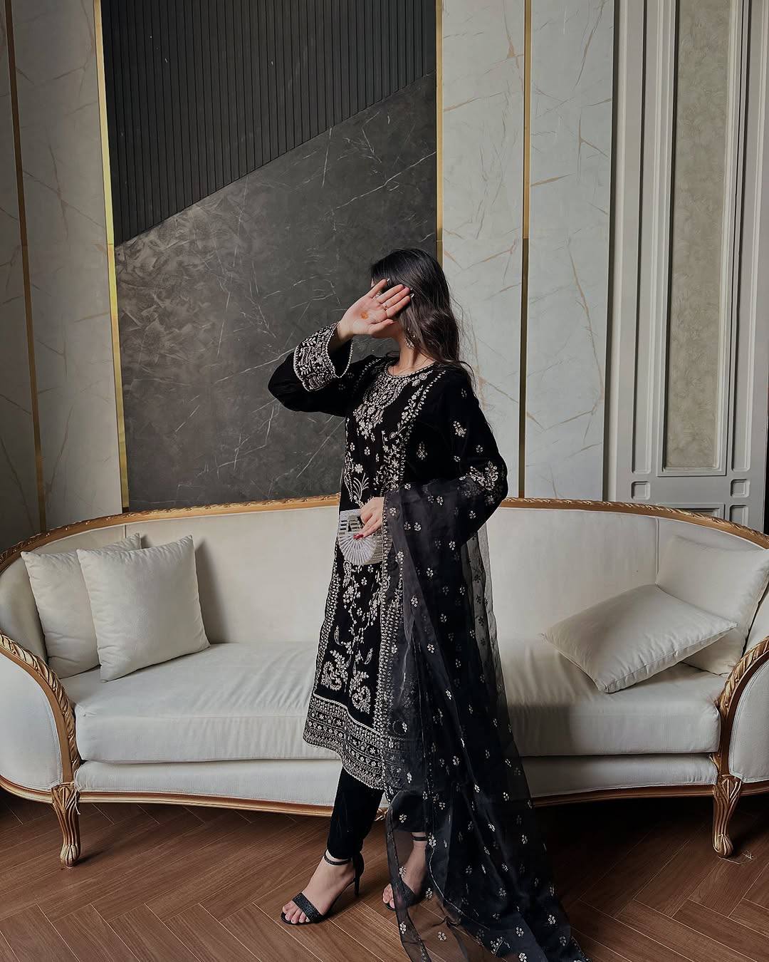 ज़री और सेक्विन कढ़ाई के काम के साथ पार्टी वियर सूट सेट