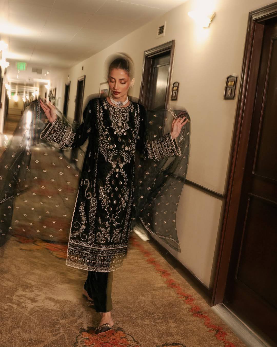 ज़री और सेक्विन कढ़ाई के काम के साथ पार्टी वियर सूट सेट