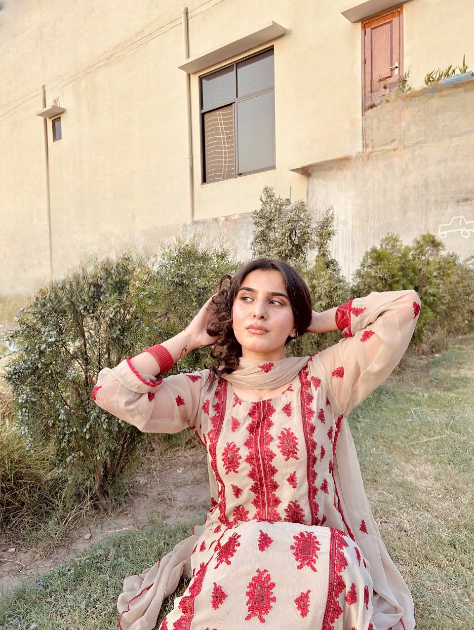 सुंदर धागे की कढ़ाई के साथ डिज़ाइनर सूट सेट