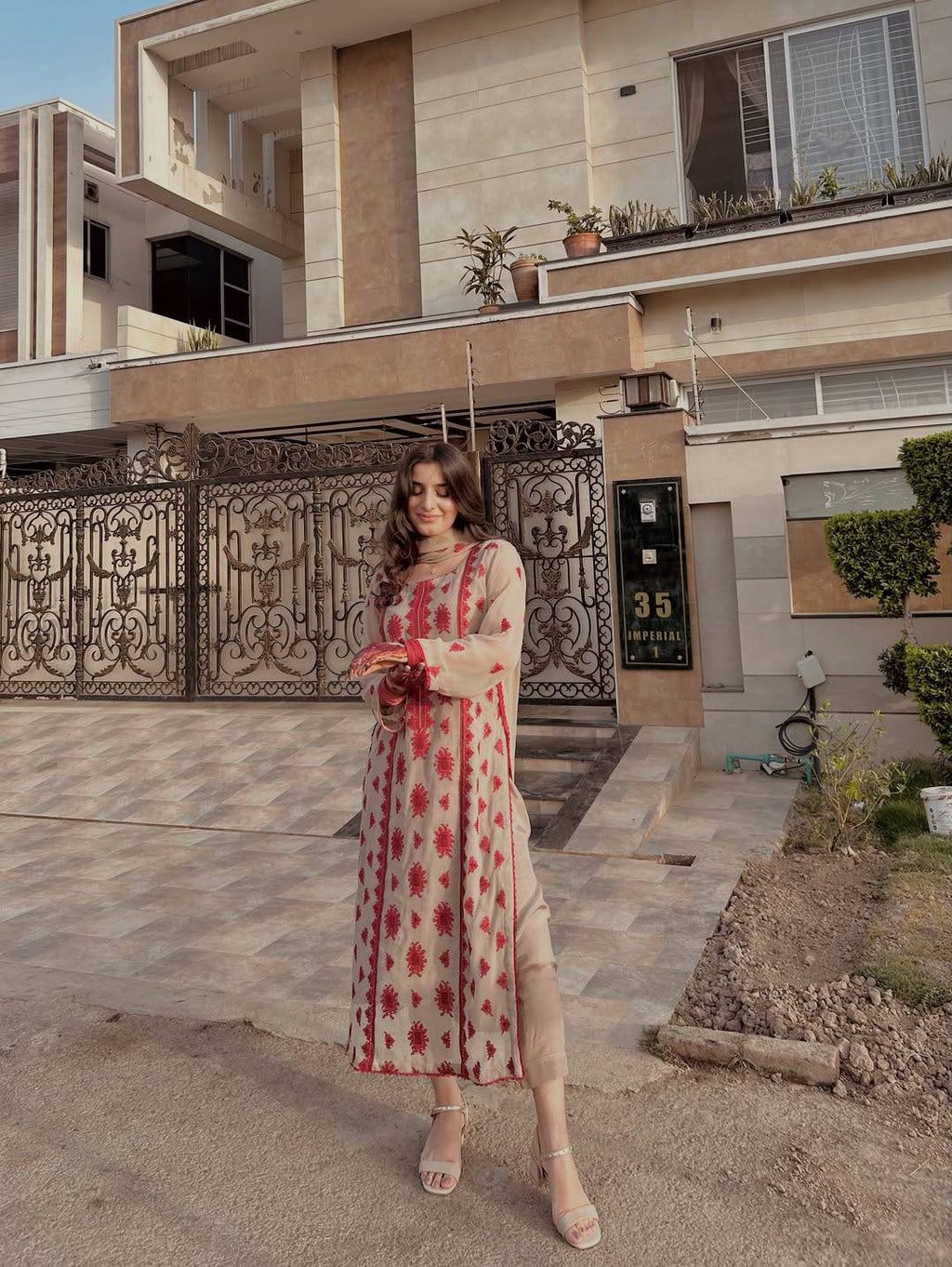 सुंदर धागे की कढ़ाई के साथ डिज़ाइनर सूट सेट