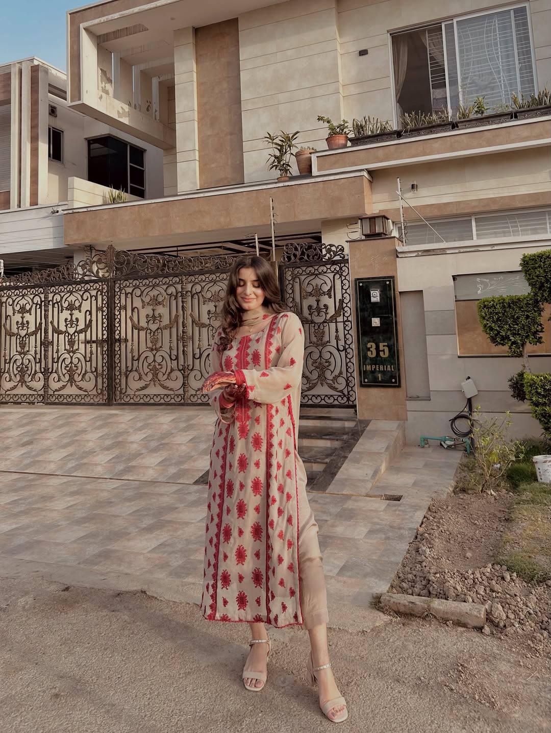 सुंदर धागे की कढ़ाई के साथ डिज़ाइनर सूट सेट