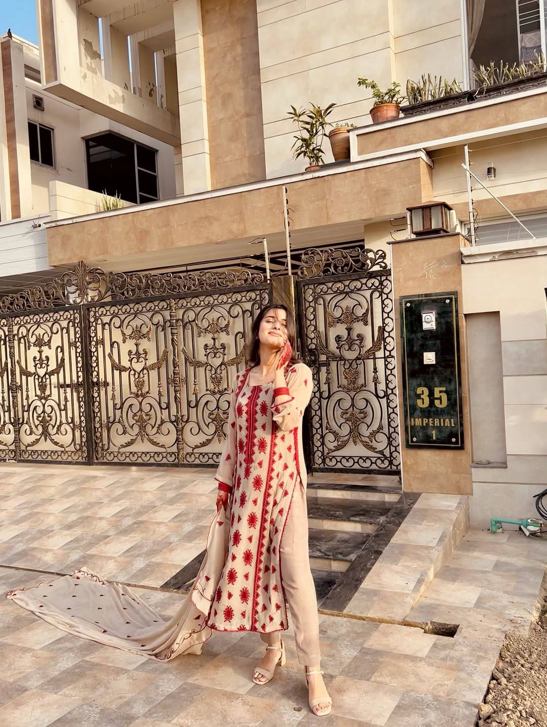 सुंदर धागे की कढ़ाई के साथ डिज़ाइनर सूट सेट