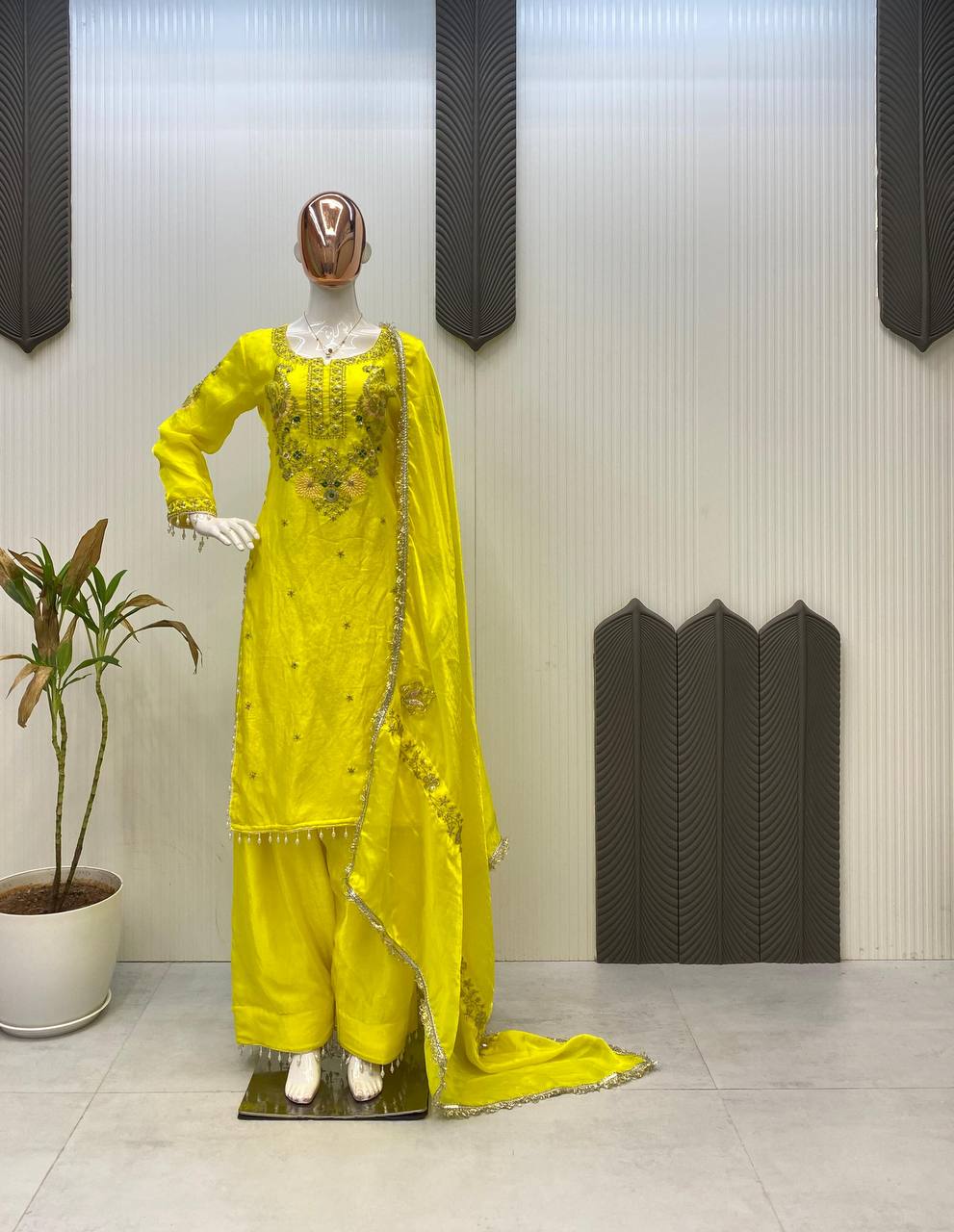 पार्टी वियर लुक खूबसूरत टॉप-बॉटम और दुपट्टा