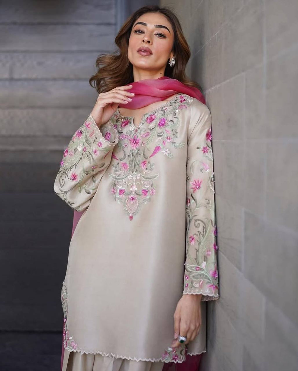 पार्टी वियर लुक: दुपट्टे के साथ टॉप और बॉटम में खूबसूरत दिखें