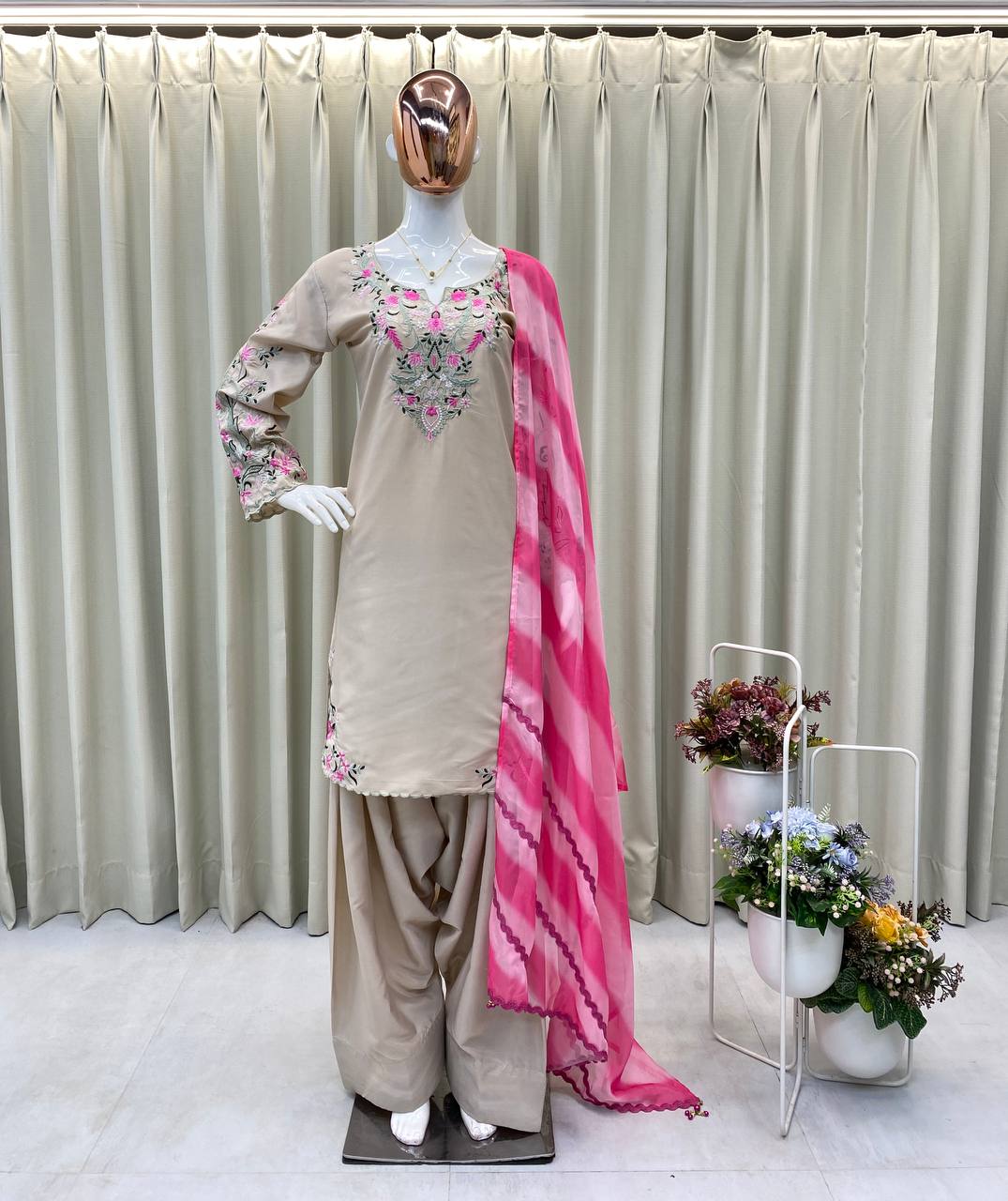 पार्टी वियर लुक: दुपट्टे के साथ टॉप और बॉटम में खूबसूरत दिखें