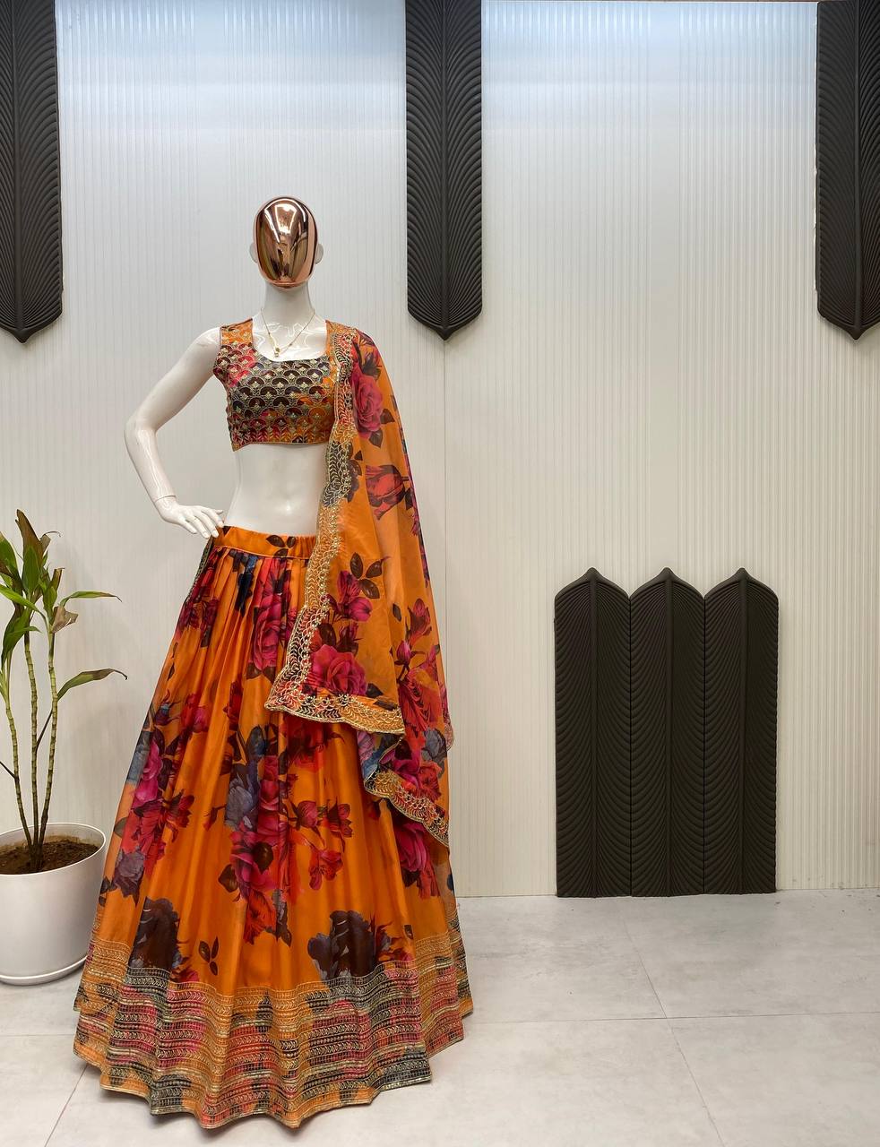 पार्टी वियर डिज़ाइनर लहंगा चोली सीक्वेंस एम्ब्रॉयडरी वर्क के साथ