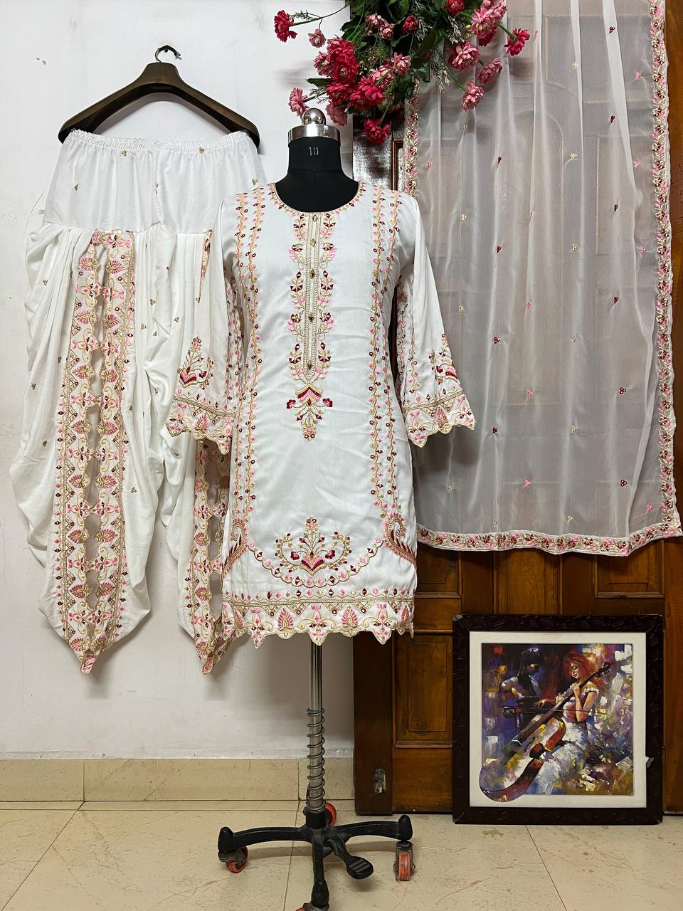 पार्टी वियर लुक डिज़ाइनर टॉप और बॉटम दुपट्टे के साथ