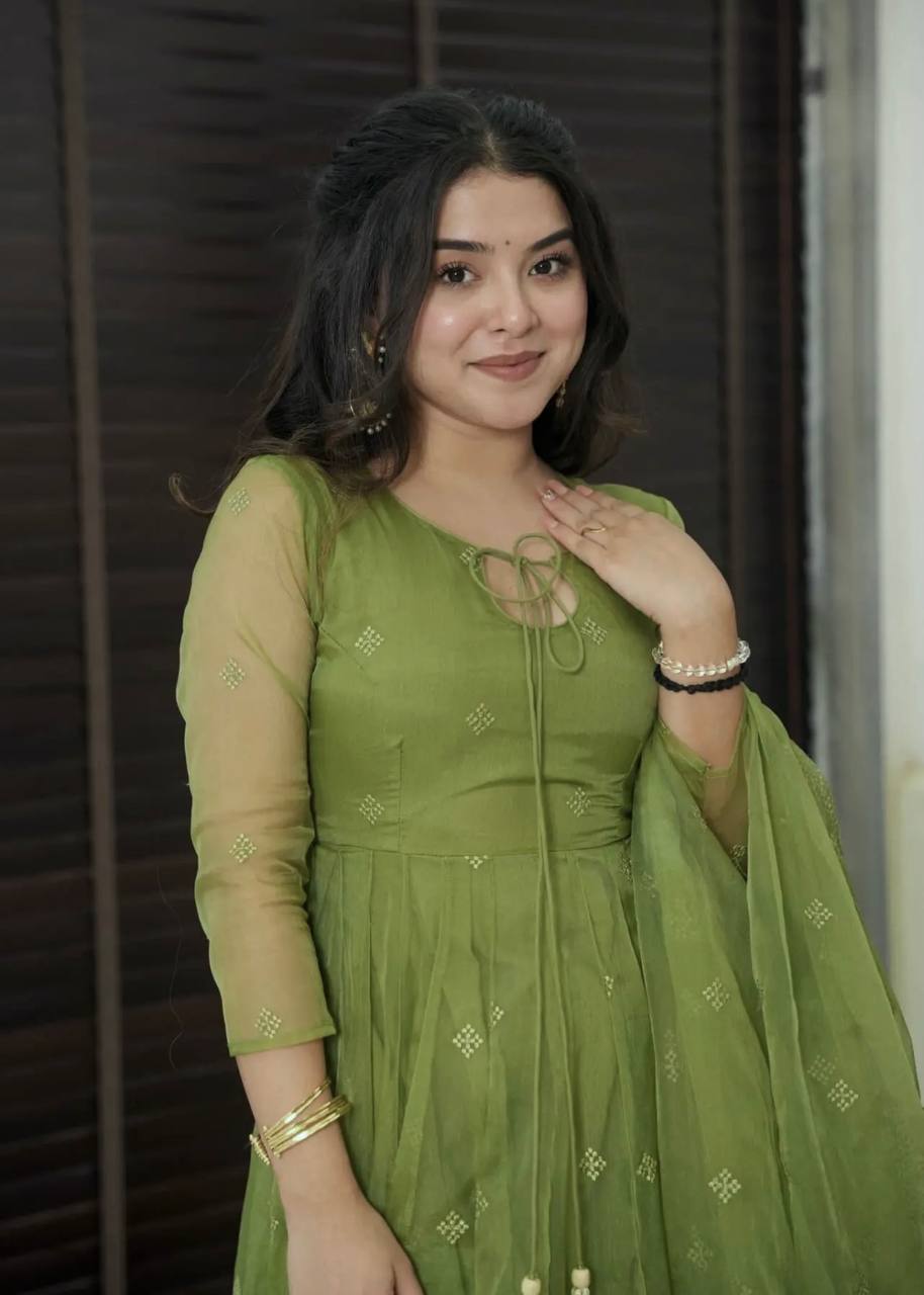 पार्टी वियर लुक डिज़ाइनर टॉप-बॉटम और कढ़ाई वर्क वाला दुपट्टा