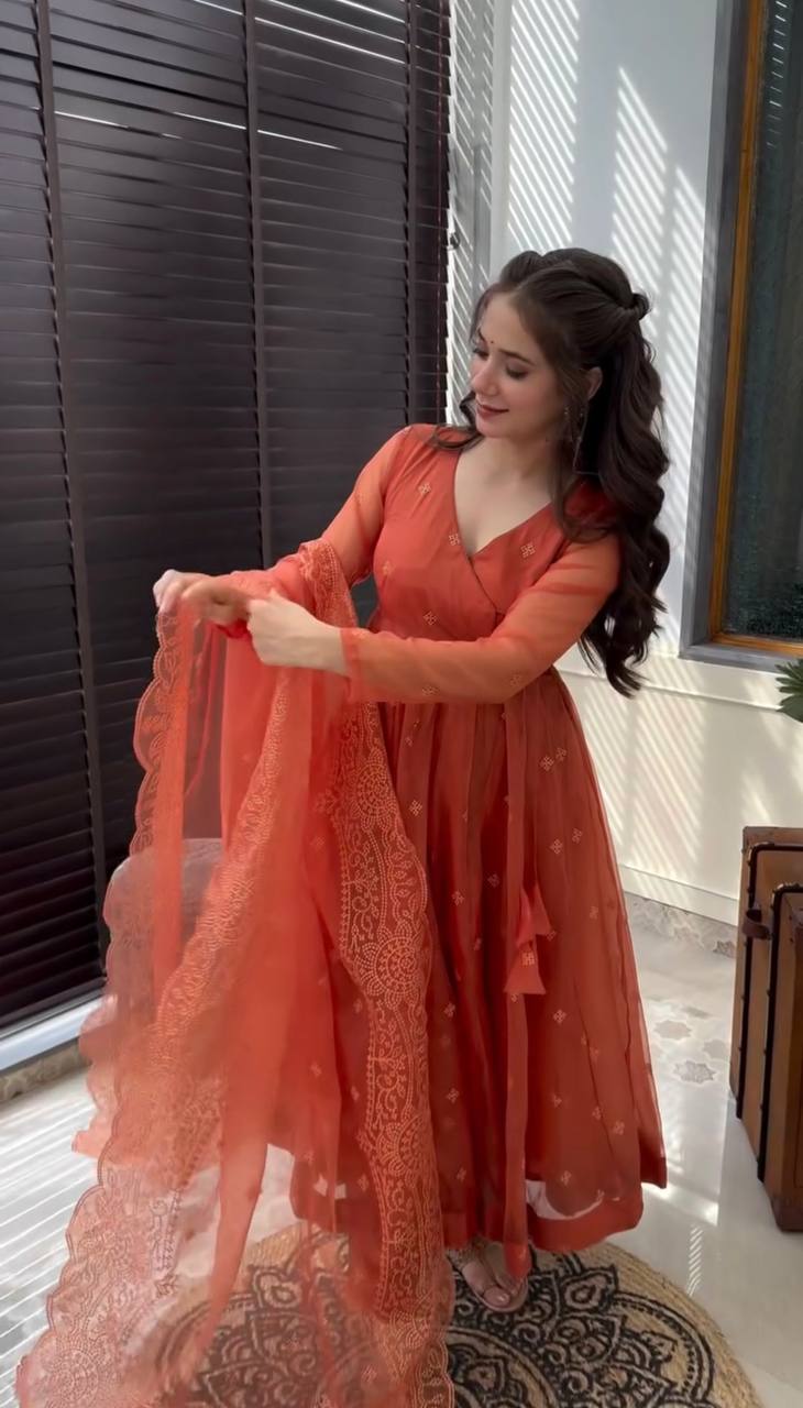 पार्टी वियर लुक डिज़ाइनर टॉप-बॉटम और कढ़ाई वर्क वाला दुपट्टा