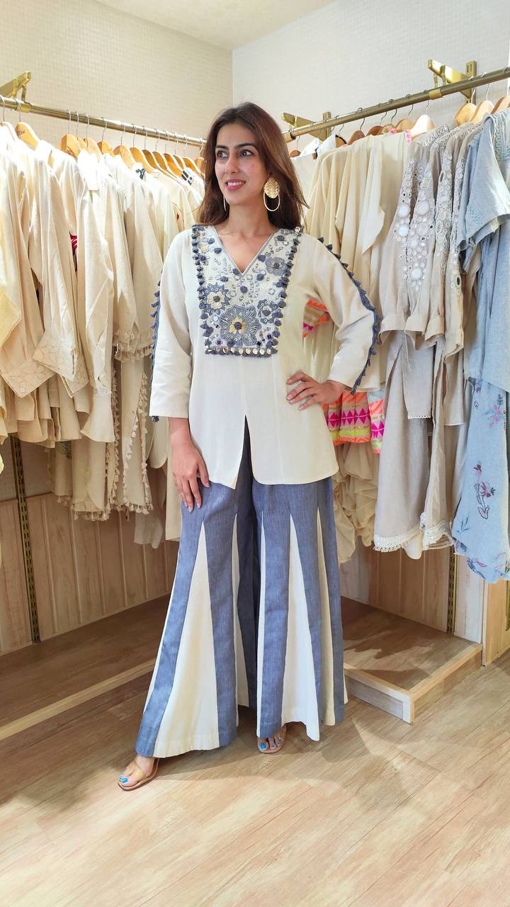 असली मिरर और कढ़ाई के काम के साथ पार्टी वियर लुक टॉप और बॉटम