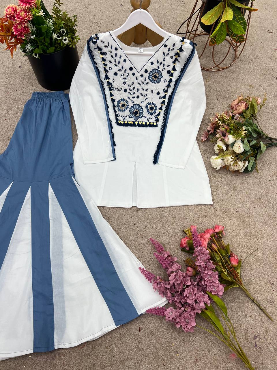 असली मिरर और कढ़ाई के काम के साथ पार्टी वियर लुक टॉप और बॉटम