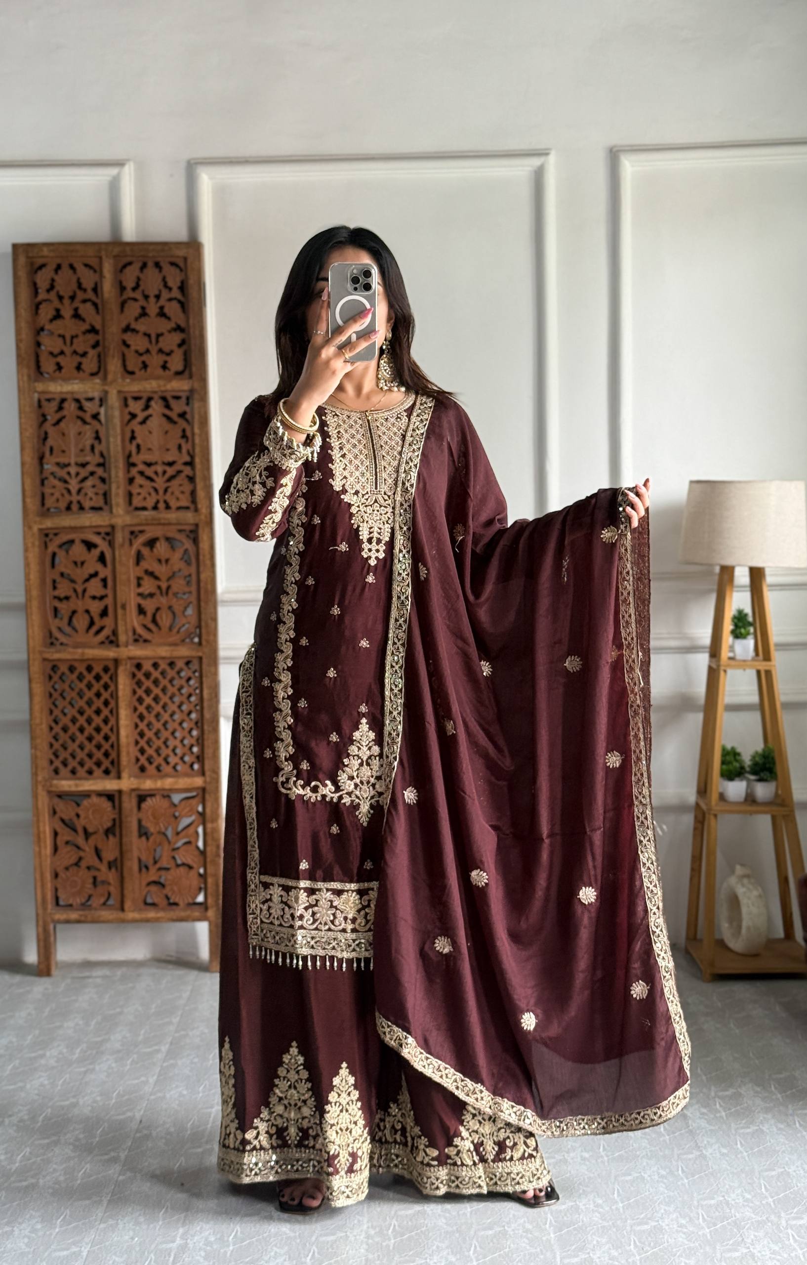 पार्टी वियर लुक डिज़ाइनर सूट सेट मल्टी नीडल एम्ब्रॉयडरी वर्क के साथ