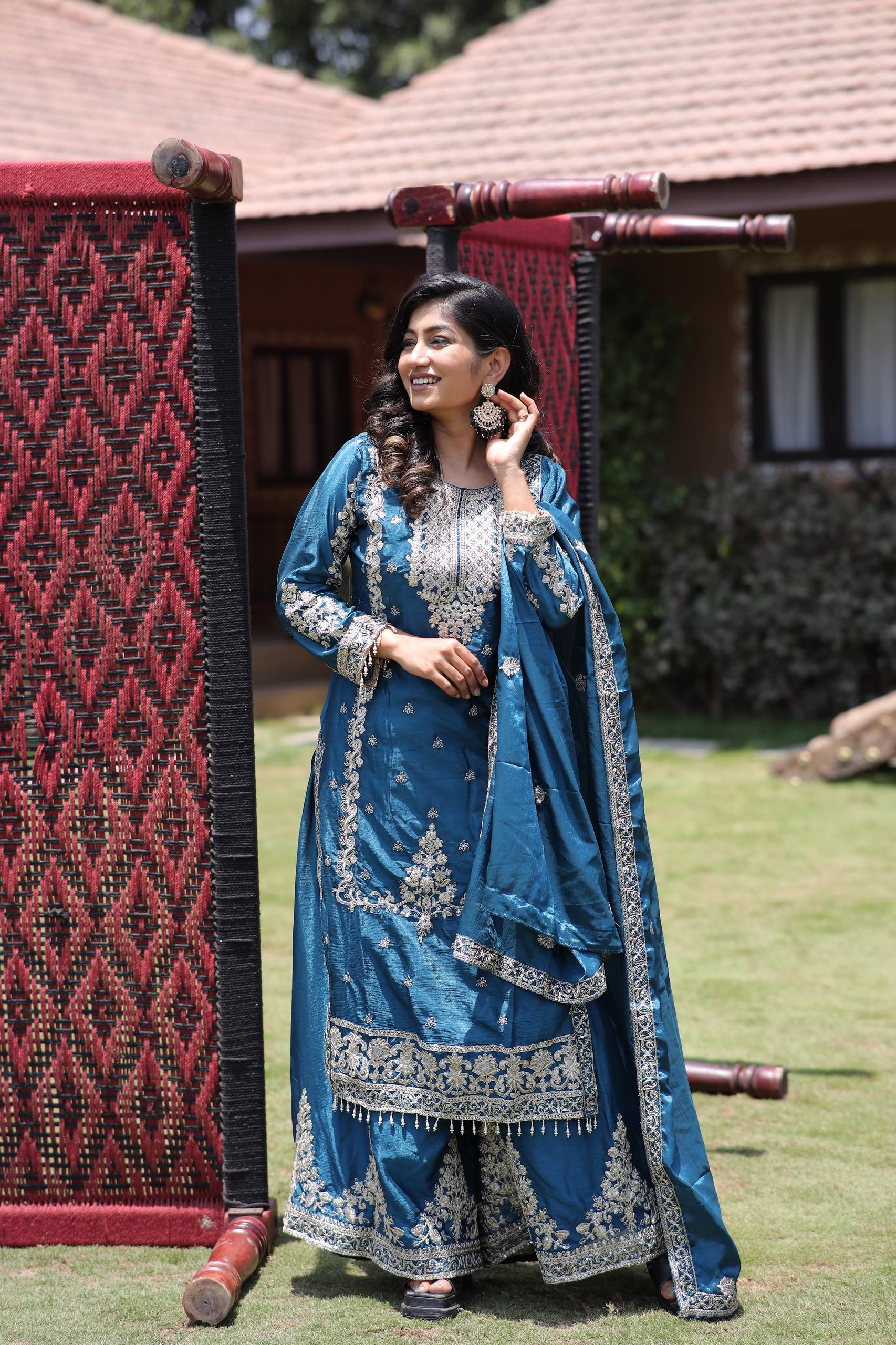 पार्टी वियर लुक डिज़ाइनर सूट सेट मल्टी नीडल एम्ब्रॉयडरी वर्क के साथ