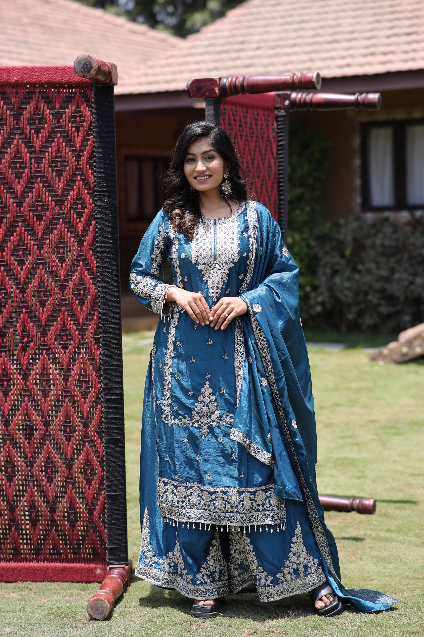 पार्टी वियर लुक डिज़ाइनर सूट सेट मल्टी नीडल एम्ब्रॉयडरी वर्क के साथ